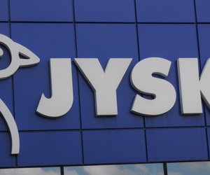 Sorge mit diesem komfortablen Sessel von Jysk für Urlaubsatmosphäre in deinem Wohnzimmer