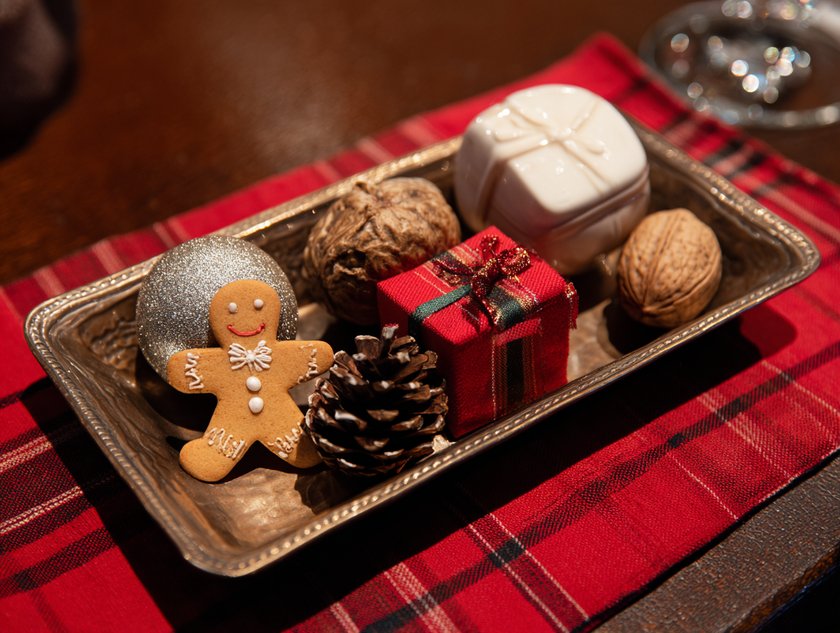 Spiele für die Kinder für die Feiertage: Ein Tablett voll mit weihnachtlichen Gegenständen