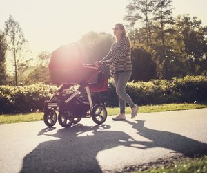 Mit diesem Getränkehalter von Amazon stattest du deinen Kinderwagen perfekt für den Sommer aus