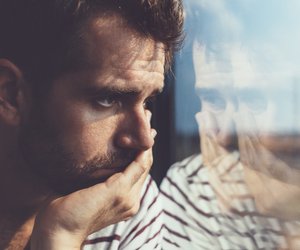 So erkennst du psychische Belastung bei Männern: 9 Signale, die viele übersehen