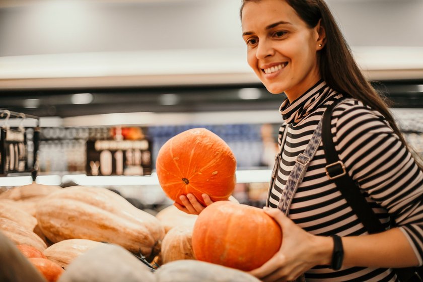 Frau kauft Kürbis ein Frau kauft Kürbis ein