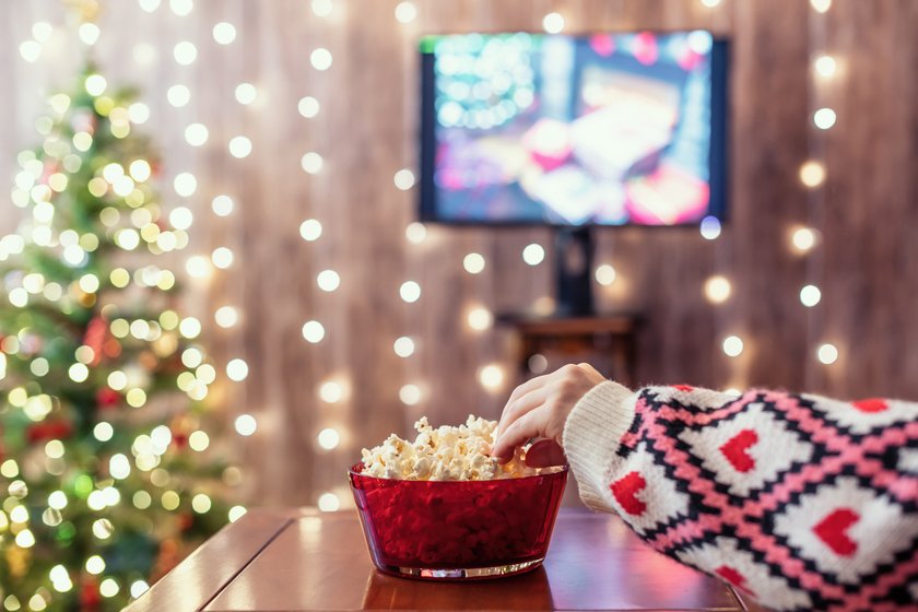 Weihnachtsfilme Amazon Prime: Filmabend an Weihnachten mit Popcorn
