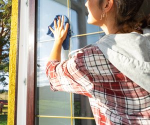 Frühjahrsputz-Tipp: Entdeckt das simple Hausmittel aus eurer Küche für streifenfreie Fenster