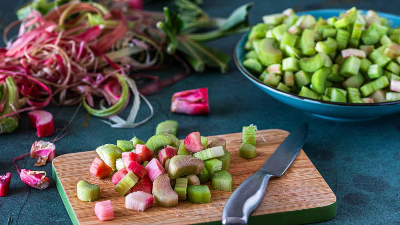 Rhabarber wird gerne zur Zubereitung von Süßspeisen verwendet. Rhabarber wird gerne zur Zubereitung von Süßspeisen verwendet.
