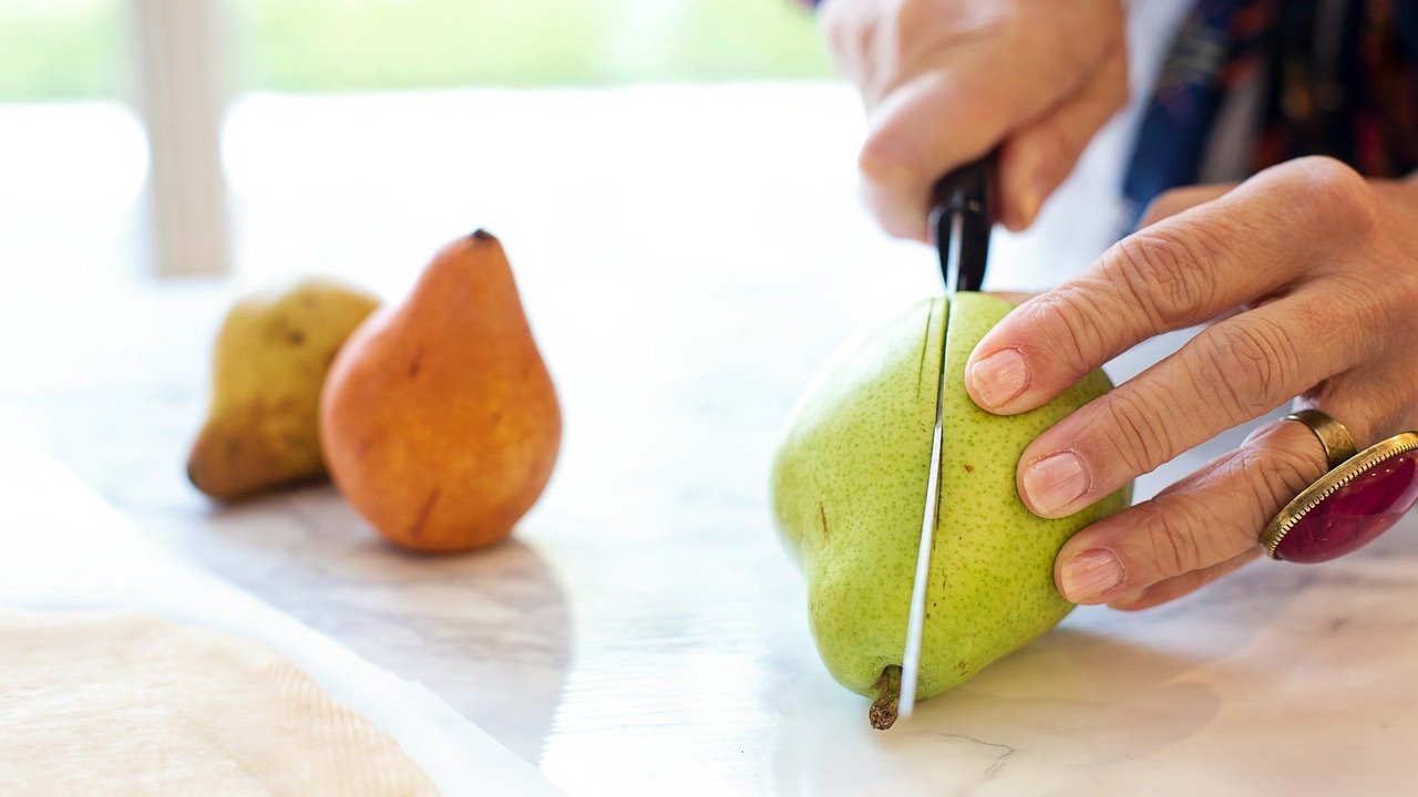 Birnen werden zum Einkochen vorbereitet. Birnen werden zum Einkochen vorbereitet.