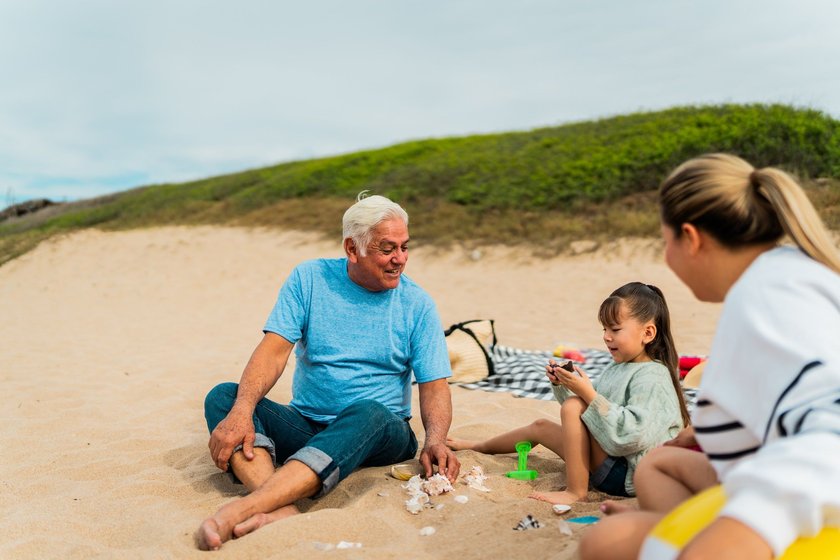 Nostalgische Boomer-Reiseziele: Familie am Strand