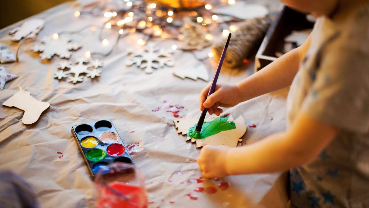 Mit Kindern Geschenkanhänger für Weihnachten basteln 