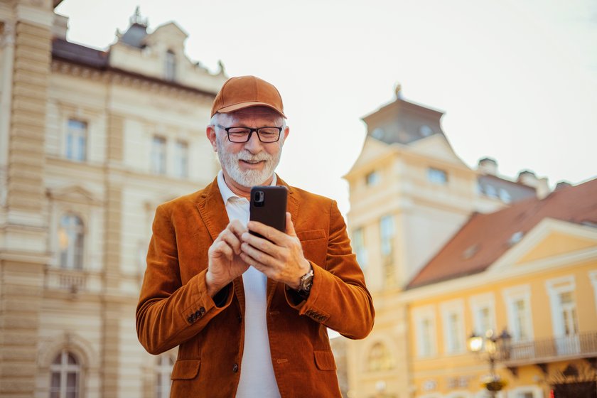 Boomer Smartphone Selbstbewusst