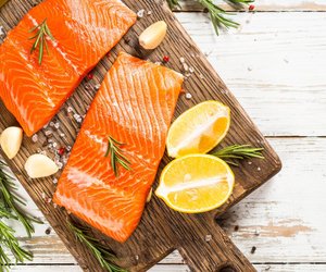 Lachs würzen: So schmeckt der Fisch richtig gut