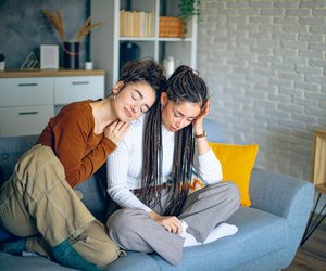 Still, ehrlich, von Herzen: 10 Trauersprüche für Freunde, die jemanden verloren haben