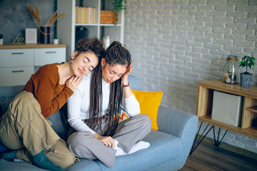 Freundin tröstet eine andere