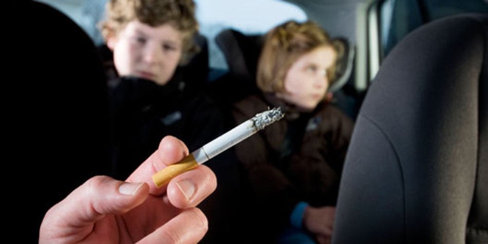 Rauchverbot, wenn Kinder mit im Auto sind Rauchverbot, wenn Kinder mit im Auto sind