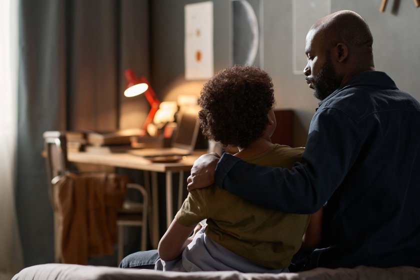 Resilienz still fördern: Papa sitzt neben Kind Resilienz still fördern: Papa sitzt neben Kind