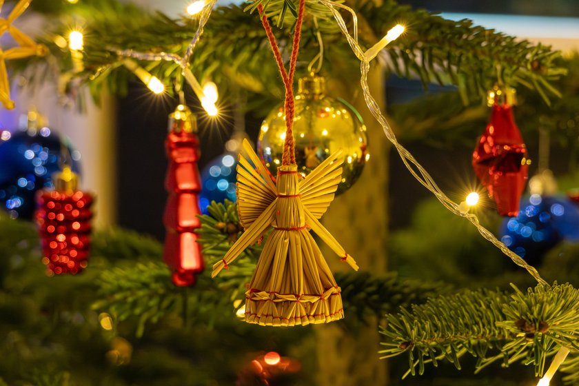 Boomer-Weihnachtsbaum-Deko, die out ist: Strohsterne und Strohengel