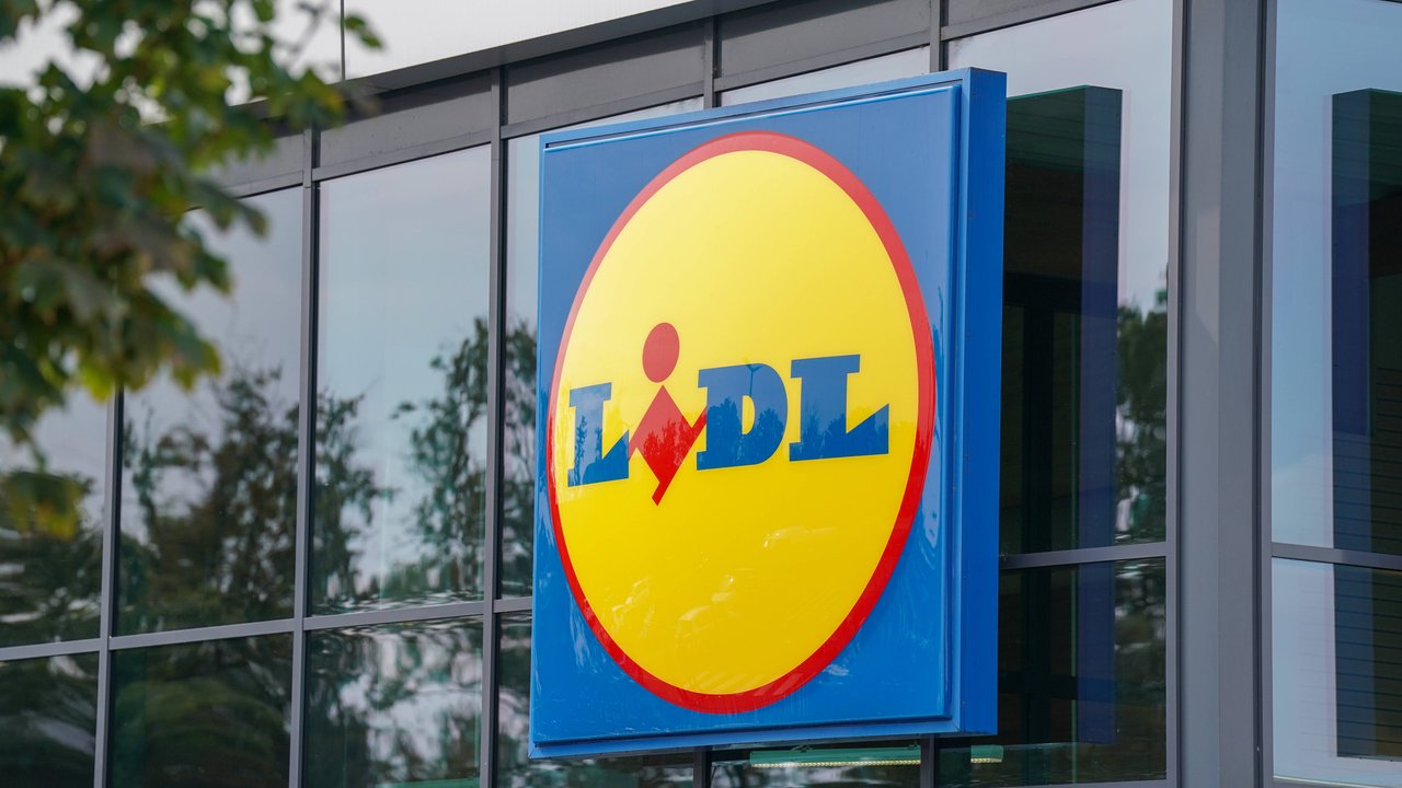 Lidl hat aktuell eine Kommode im Angebot, die in wirklich jedes Wohnzimmer passt. Lidl hat aktuell eine Kommode im Angebot, die in wirklich jedes Wohnzimmer passt.