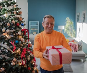 Nur noch 7 Tage bis Weihnachten? Diese 12 Geschenke treffen bei Boomern garantiert ins Herz