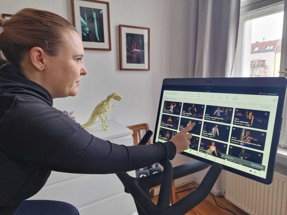 Peloton Bike im Test: Bevor das Training losgeht, sucht ihr euch einen von vielen tausend Fitness-Kursen aus - von Cycling über Kraft bis .... Peloton Bike im Test: Bevor das Training losgeht, sucht ihr euch einen von vielen tausend Fitness-Kursen aus - von Cycling über Kraft bis ....