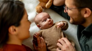 Mit diesen 17 hübsch gestalteten Sprüchen zur Geburt informiert ihr alle ganz schnell via WhatsApp über euer kleines Wunder