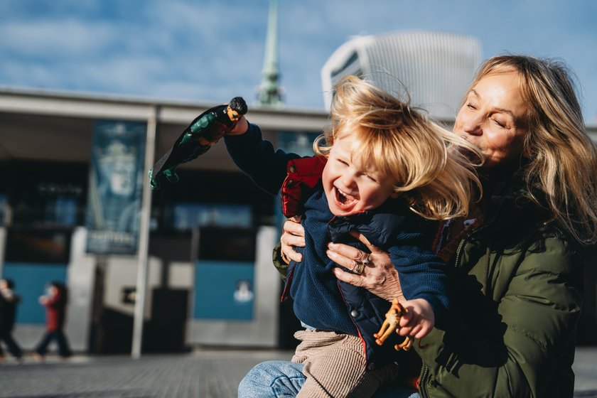 Lieblingsoma werden: Oma hebt lachendes Kind hoch Lieblingsoma werden: Oma hebt lachendes Kind hoch