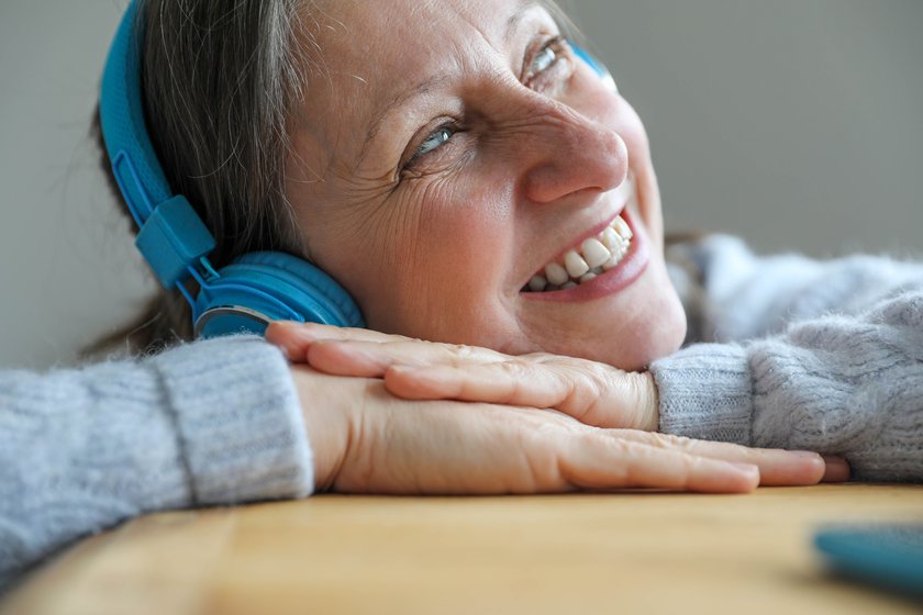 Anti-Stress-Tipps für Boomer: Frau mit Kopfhörern Anti-Stress-Tipps für Boomer: Frau mit Kopfhörern