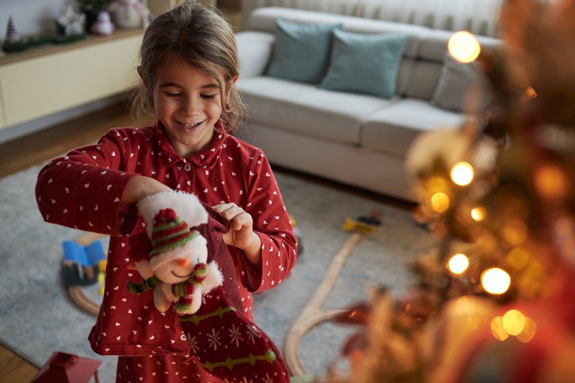 Stiefelfüller für 5-Jährige: Kind öffnet lachend Nikolausstiefel