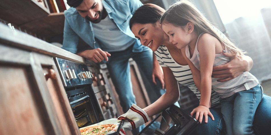 "Papa, ICH WILL PIZZA" – Wieso der Geburtstag der Tiefkühlpizza ein Grund zur Freude ist "Papa, ICH WILL PIZZA" – Wieso der Geburtstag der Tiefkühlpizza ein Grund zur Freude ist