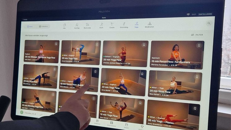 Peloton Bike im Test: ... bis Yoga und Stretching ist alles dabei, was fit und Spaß macht. Peloton Bike im Test: ... bis Yoga und Stretching ist alles dabei, was fit und Spaß macht.
