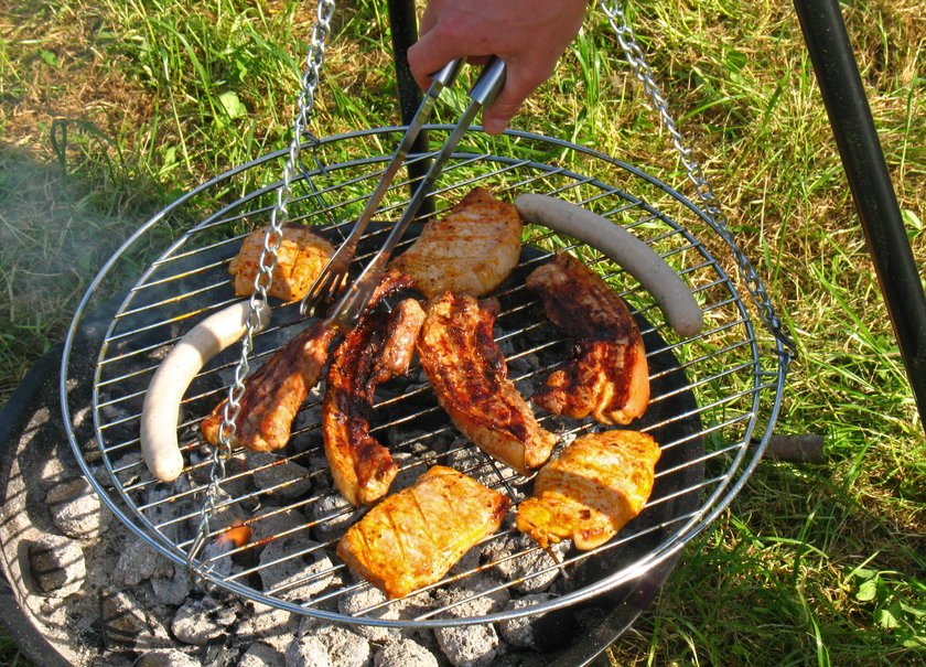 6 Gegenstände, die früher in jeder Garage standen und heute absoluter Kult sind: der Schwenkgrill 6 Gegenstände, die früher in jeder Garage standen und heute absoluter Kult sind: der Schwenkgrill