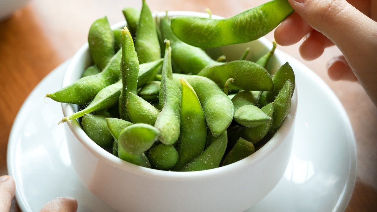 Gesalzen ist Edamame ein leckerer Snack für zwischendurch. Gesalzen ist Edamame ein leckerer Snack für zwischendurch.