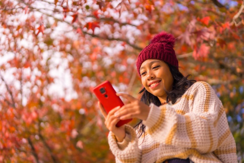 Asiatisches Mädchen im Herbst mit einem Handy, das eine Nachricht in einem Wald aus roten Blättern schreibt, Technik *** Asian Girls at Autumn with a Mobile phone, the a Message in a Forest from Red Browse writes, Technology Copyright: imageBROKER/UnaixHuizi ibxuhu08946556.jpg ,model released, Symbolfoto ,property released Bitte beachten Sie die gesetzlichen Bestimmungen des deutschen Urheberrechtes hinsichtlich der Namensnennung des Fotografen im direkten Umfeld der Veröffentlichung Asiatisches Mädchen im Herbst mit einem Handy, das eine Nachricht in einem Wald aus roten Blättern schreibt, Technik *** Asian Girls at Autumn with a Mobile phone, the a Message in a Forest from Red Browse writes, Technology Copyright: imageBROKER/UnaixHuizi ibxuhu08946556.jpg ,model released, Symbolfoto ,property released Bitte beachten Sie die gesetzlichen Bestimmungen des deutschen Urheberrechtes hinsichtlich der Namensnennung des Fotografen im direkten Umfeld der Veröffentlichung
