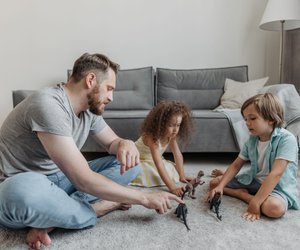 Für neugierige Dino‑Fans: Dieser Adventskalender mit Vulkan und Figuren begeistert