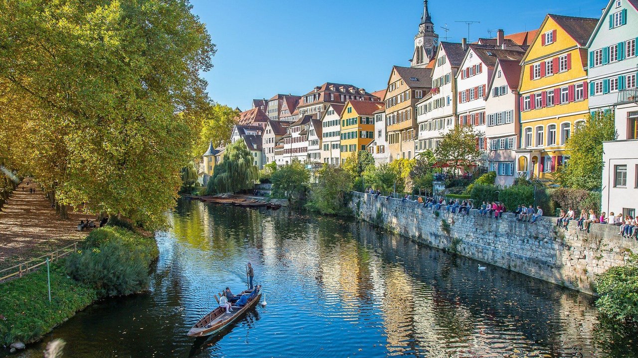 Die Stadt Tübingen liegt am Neckar. Die Stadt Tübingen liegt am Neckar.