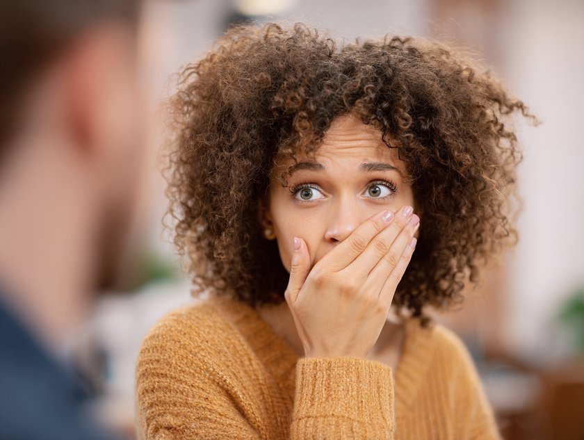 Frau schämt sich für Mundgeruch Frau schämt sich für Mundgeruch