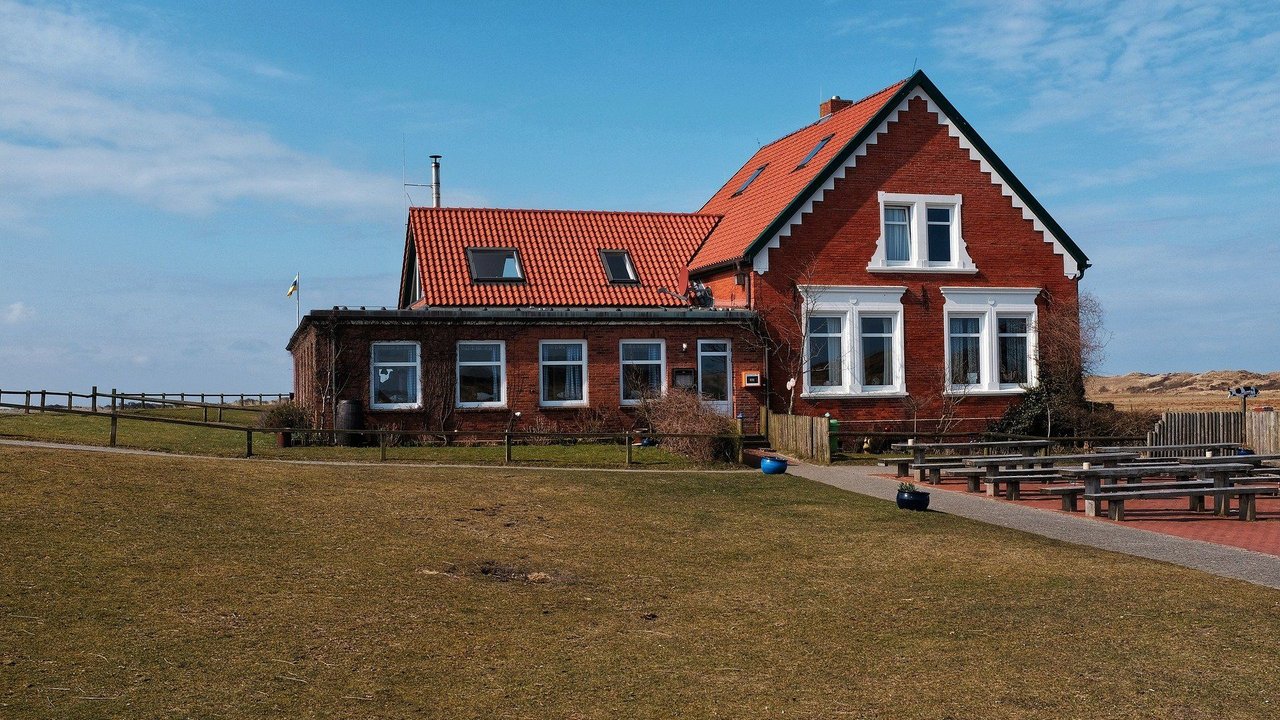 Juist ist eine Insel in Deutschland, die mit dem Buchstaben J beginnt. Juist ist eine Insel in Deutschland, die mit dem Buchstaben J beginnt.