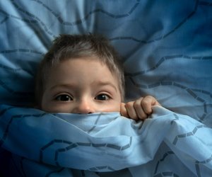 Euer Kind hat Angst im Dunkeln? 6 Tricks, wie Kinder bei Dunkelheit ruhiger schlafen