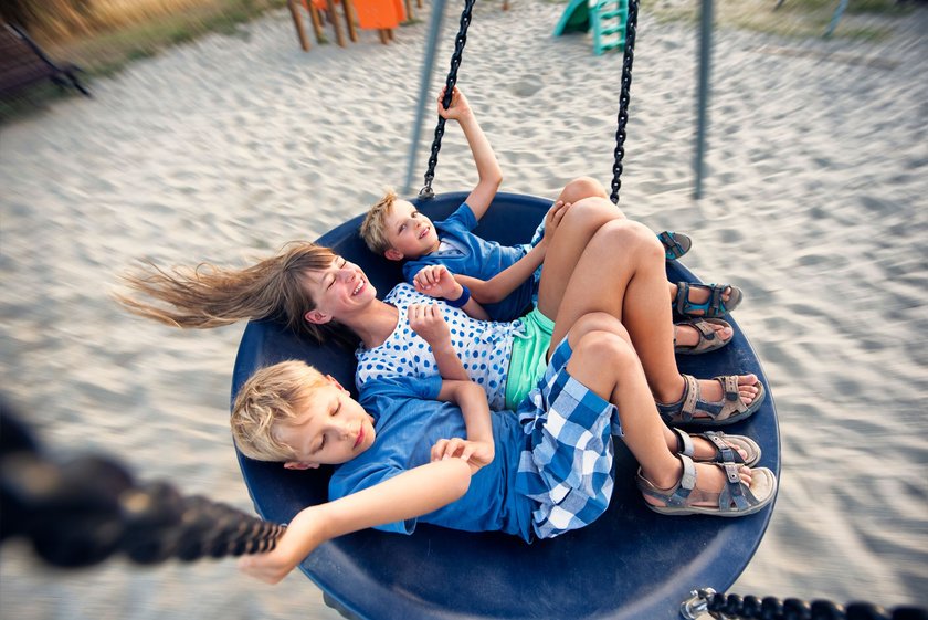 Wenn Kinder die Welt regieren würden: Kinder spielen auf der Schaukel Wenn Kinder die Welt regieren würden: Kinder spielen auf der Schaukel