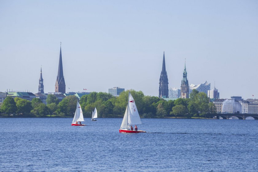 Außenalster mit Hauptkirche St. Petri, Rathaus, Elbphilharmonie, Segelbooten und ehemaliger Hauptkirche St. Nikolai, Hamburg