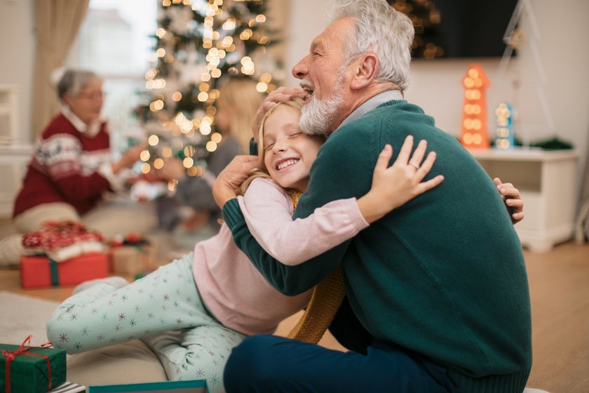 Boomer-Großeltern Weihnachten: Bescherung