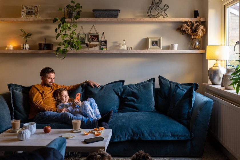 Mann und Kind auf Couch Mann und Kind auf Couch