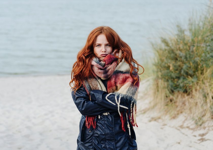 Frau an der Ostsee mit großem Schal Frau an der Ostsee mit großem Schal