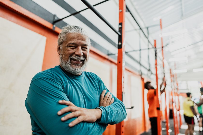 Anti-Stress-Tipps für Boomer: Glücklicher Mann im Fitnessstudio Anti-Stress-Tipps für Boomer: Glücklicher Mann im Fitnessstudio