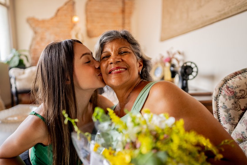 Beste Schwiegermutter sein: Schwiegertochter küsst Schwiegermutter auf die Wange Beste Schwiegermutter sein: Schwiegertochter küsst Schwiegermutter auf die Wange