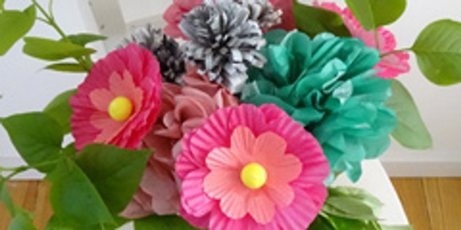 Papierblumen als Tischdeko für den Frühling Papierblumen als Tischdeko für den Frühling