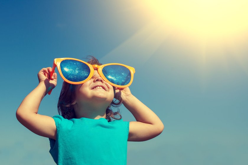 Wenn Kinder die Welt regieren würden: Fröhliches Mädchen mit riesiger Sonnenbrille schaut in den Himmel Wenn Kinder die Welt regieren würden: Fröhliches Mädchen mit riesiger Sonnenbrille schaut in den Himmel