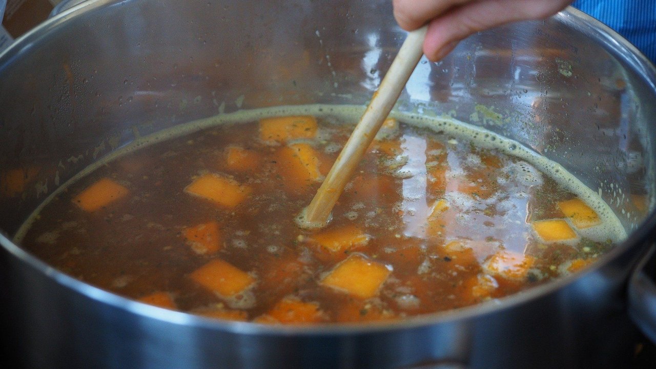Rezepte mit Gemüsebrühe gelingen auch mit einer entsprechenden Alternative 