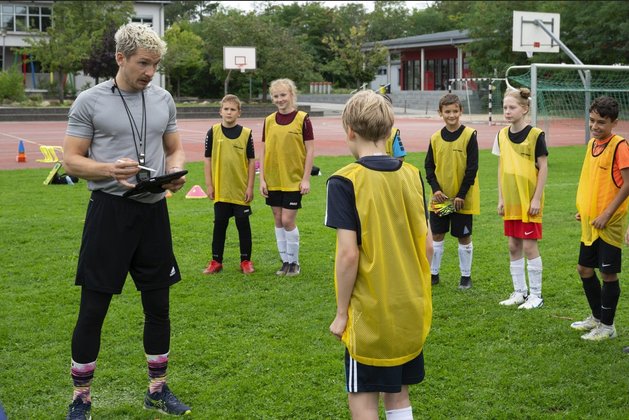 "Max und die wilde 7 - Die Geisteroma": Sportlehrer Ströhle (Jacob Matschenz) lässt Max nicht in der Fußballmanschaft spielen. "Max und die wilde 7 - Die Geisteroma": Sportlehrer Ströhle (Jacob Matschenz) lässt Max nicht in der Fußballmanschaft spielen.