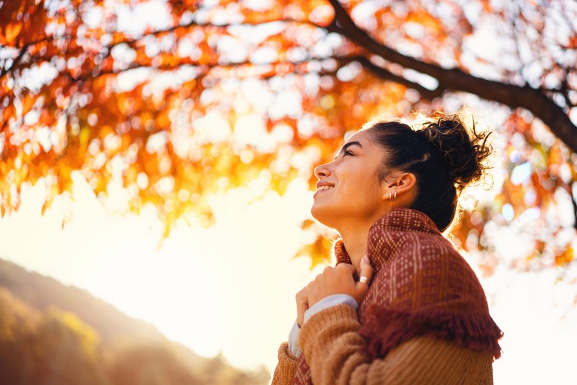 Tipps zum Glücklichsein: Glückliche Frau in der Natur Tipps zum Glücklichsein: Glückliche Frau in der Natur