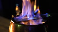 Mit diesen leckeren Gewürzen machst du deine eigene winterliche Feuerzangen-Bowle