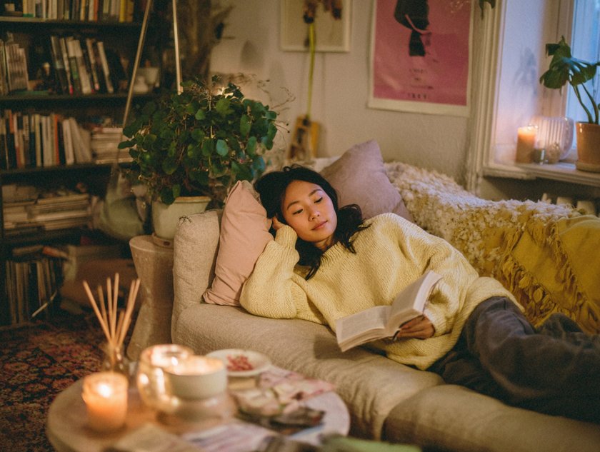 Gen Z Frau liest auf Couch