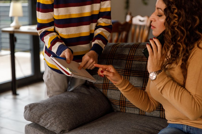 Liebesbeweise Kinder: Kind unterbricht Mama am Telefon